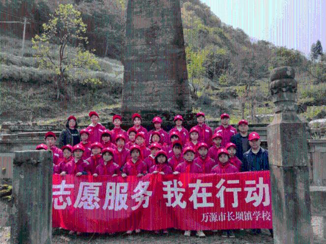 对面车辆大灯一晃,小轿车司机“瞬盲”失控撞上护栏